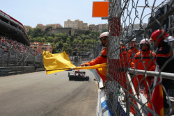 Bandiere gialle per l'incidente di Max Verstappen, Red Bull Racing RB14