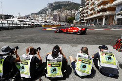 Fotografen met Sebastian Vettel, Ferrari SF71H