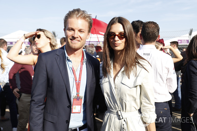 Nico Rosberg, campeón mundial de Fórmula 1, inversionista de Fórmula E con la Model Emily Ratajkowski