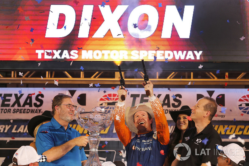 Scott Dixon, Chip Ganassi Racing Honda fires the six shooters