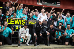 Race winner Lewis Hamilton, Mercedes-AMG F1 and Valtteri Bottas, Mercedes-AMG F1 celebrate with the team