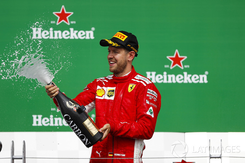 Sebastian Vettel, Ferrari, 1° classificato, spruzza lo Champagne
