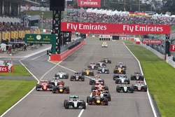 Nico Rosberg, Mercedes AMG F1 W07 Hybrid aan de leiding bij de start