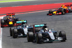 Lewis Hamilton, Mercedes AMG F1 W07 Hybrid on the formation lap