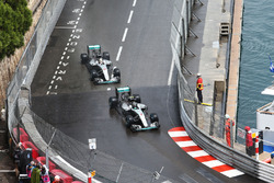 Ніко Росбергпопереду Льюіса Хемілтона, Mercedes AMG F1 W07 Hybrid