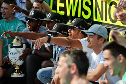 Race winnaar Lewis Hamilton, Mercedes AMG F1 viert feest met teamgenoot Nico Rosberg, Mercedes AMG F