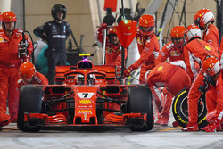 Кімі Райкконен (Ferrari SF71H) збиває механіка під час піт-стопу