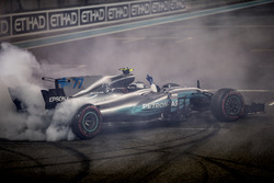 Race winner Valtteri Bottas, Mercedes AMG F1 W08, celebrate with doughnuts