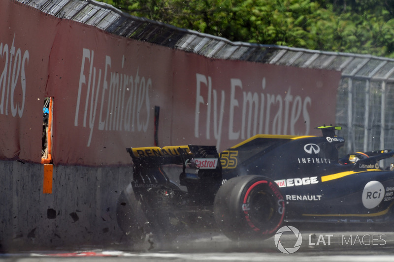Carlos Sainz Jr., Renault Sport F1 Team R.S. 18 hits the wall in FP2
