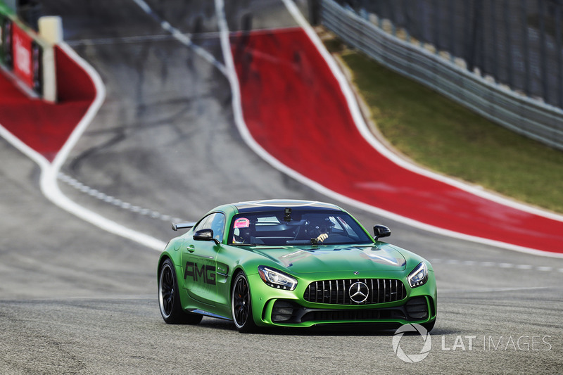 Lewis Hamilton, Mercedes AMG F1, conduce un Mercedes SLS alrededor de la pista con Usain Bolt en el asiento del pasajero