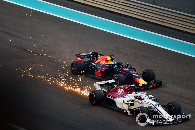 Charles Leclerc, Sauber C37 y Daniel Ricciardo, Red Bull Racing RB14