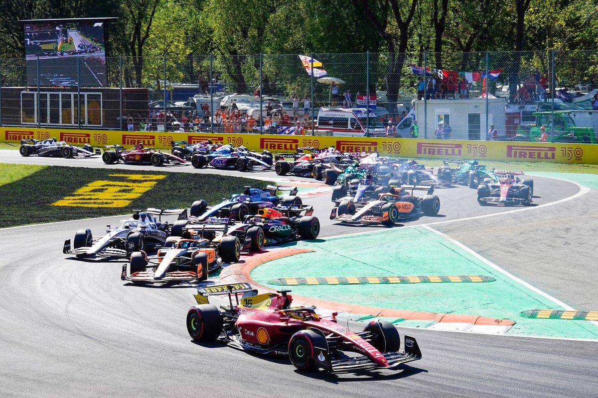 Charles Leclerc, Ferrari F1-75, lidera en el inicio en Monza.