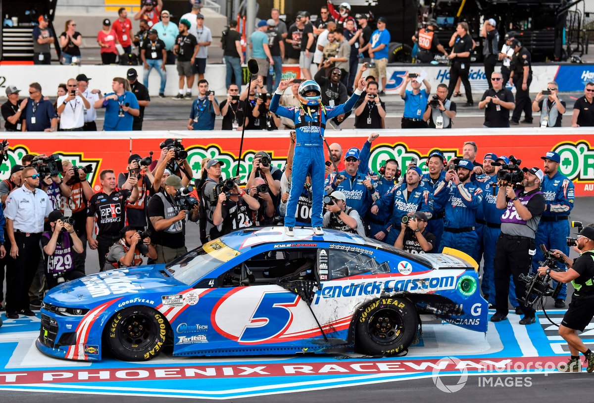 Juara Kyle Larson, Hendrick Motorsports, Chevrolet Camaro HendrickCars.com