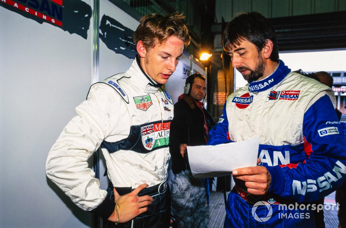 Jenson Button exchanges notes with Nissan Primera reference driver David Leslie in 1998