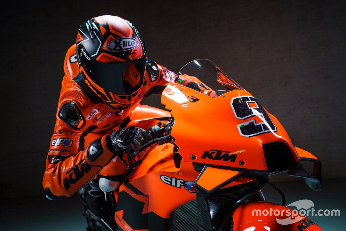 Pembalap anyar Red Bull KTM Tech 3, Danilo Petrucci, bergaya di atas motor RC16 saat peluncuran tim untuk MotoGP 2021.