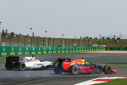 Daniil Kvyat, Red Bull Racing RB12 and Felipe Massa, Williams FW38 battle for position