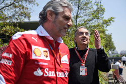 Sergio Marchionne, Ferrari-Präsident, mit Maurizio Arrivabene, Ferrari-Teamchef, in der Pressekonfer
