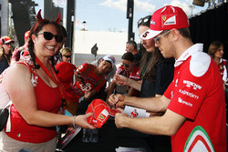 Sebastian Vettel, Ferrari firma autografi per i fan