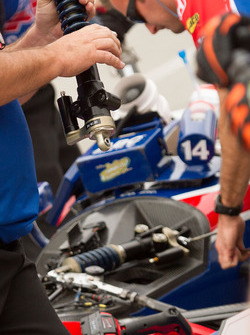 Miembros del equipo trabajando en la suspensión de Takuma Sato, coche de A.J. Foyt Enterprises Honda