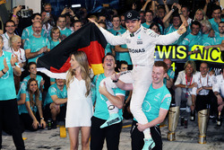 Nico Rosberg, Mercedes AMG F1 celebrates his World Championship with wife Vivian Rosberg and the tea
