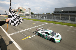 Bandiera a scacchi per Connor De Phillippi, Robin Frijns, Land Motorsport, Audi R8 LMS