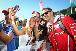 Sebastian Vettel, Ferrari, selfie con i fan