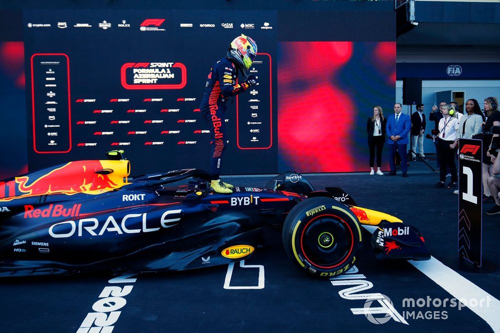 Sergio Pérez, Red Bull Racing, 1ª posición, celebra en Parc Ferme tras ganar la carrera Sprint