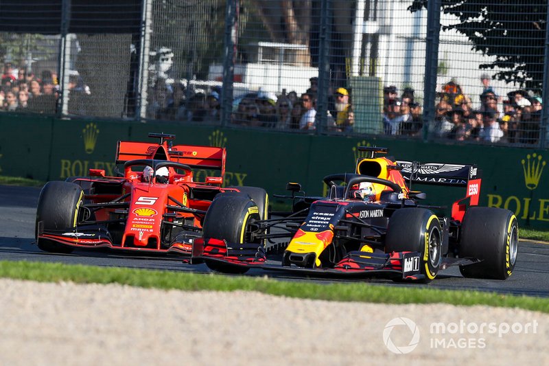 Max Verstappen előzi Sebastian Vettelt a 2019-es Ausztrál Nagydíjon