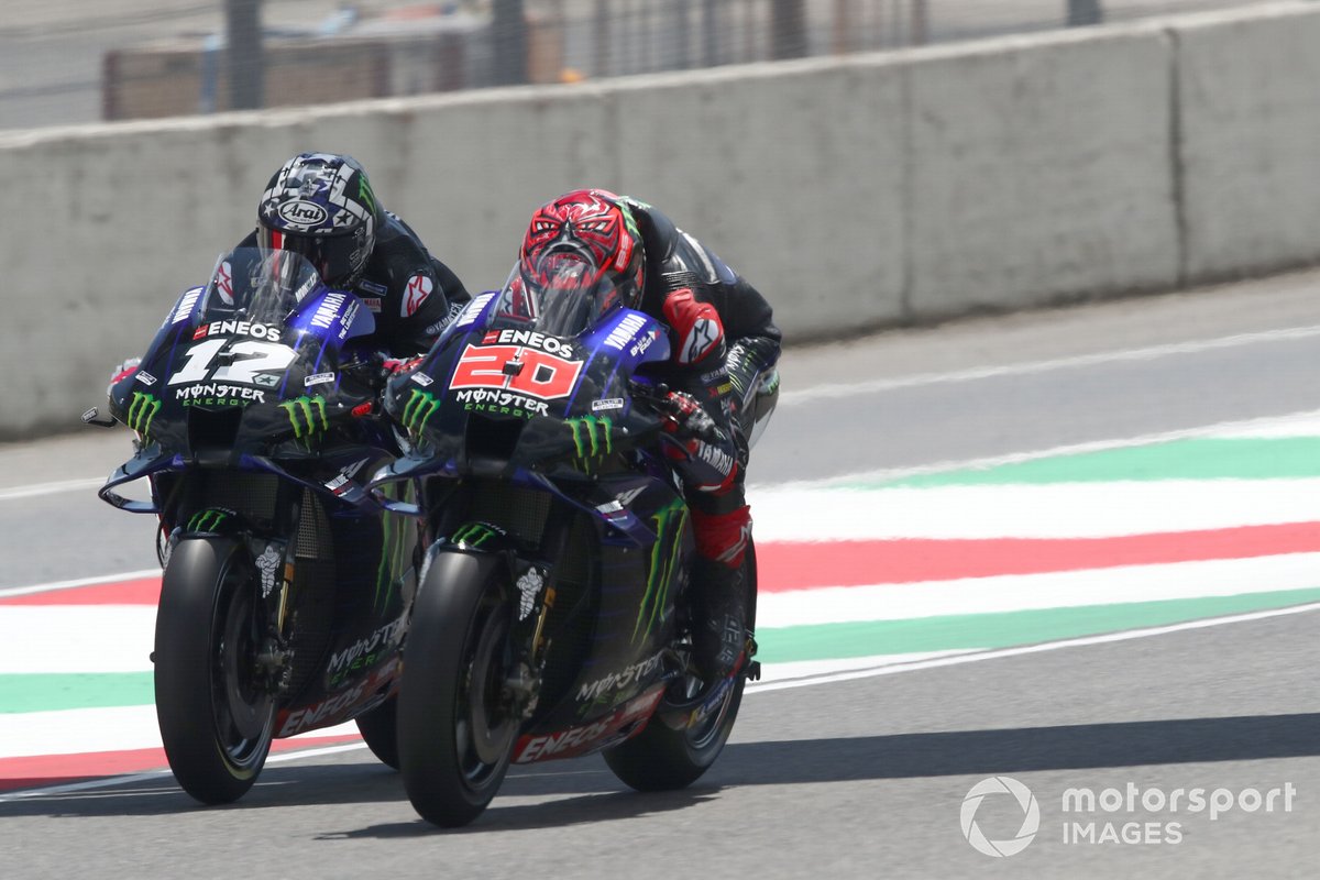 Teamgenoten Maverick Viñales en Fabio Quartararo zij-aan-zij richting San Donato.