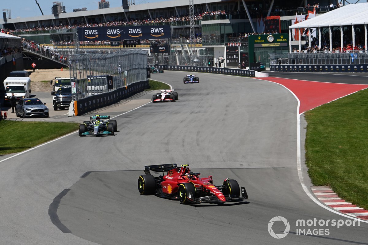 Carlos Sainz, Ferrari F1-75, Lewis Hamilton, Mercedes W13, Kevin Magnussen, Haas VF-22