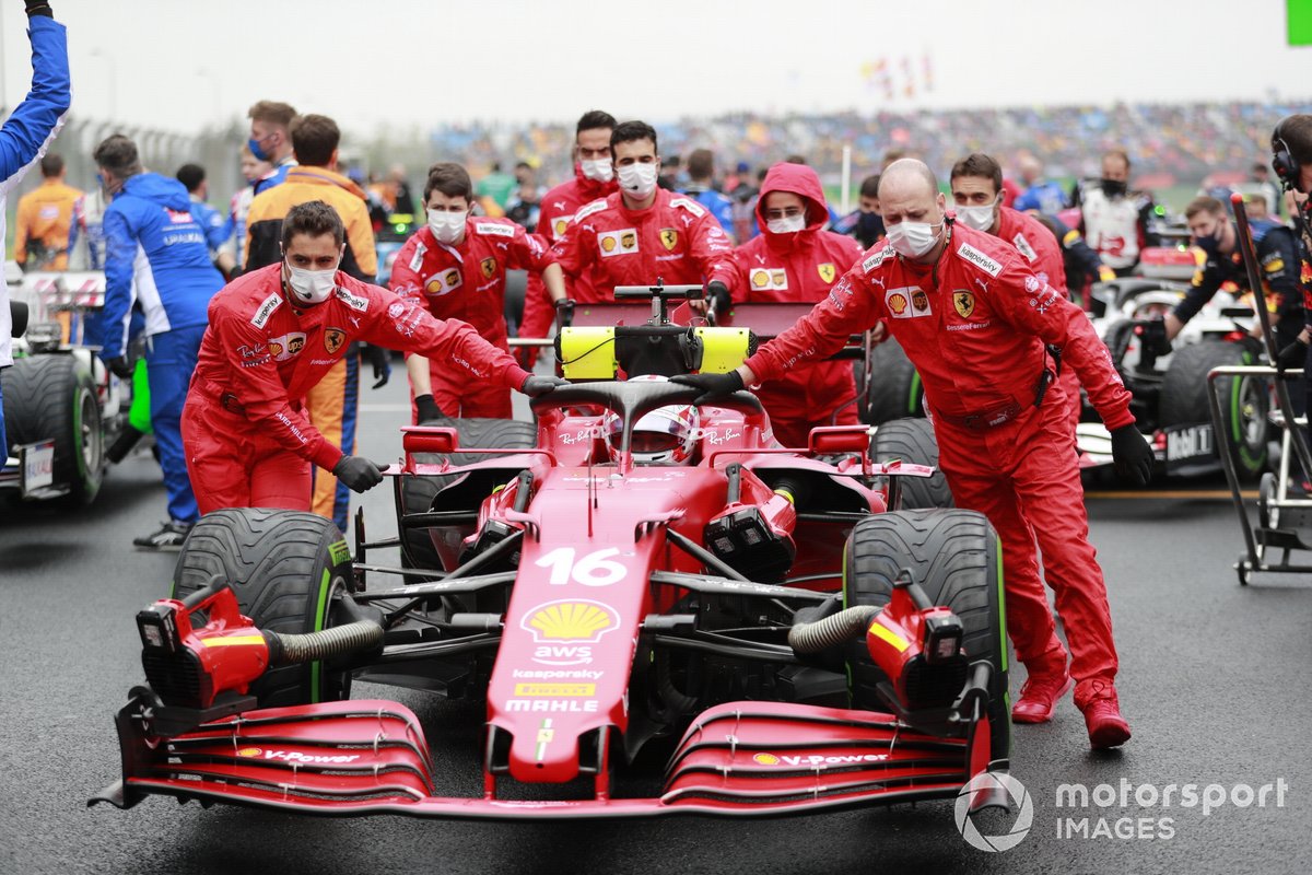 Charles Leclerc, Ferrari SF21, tiba di grid