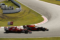 Daniel Ricciardo, Red Bull Racing RB13, Sebastian Vettel, Ferrari SF70H, startta