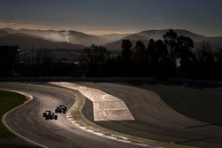 Stoffel Vandoorne, McLaren MCL32 leads Pascal Wehrlein, Sauber C36