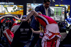 Nick Heidfeld congratulating Olli Pahkala, Mahindra Racing