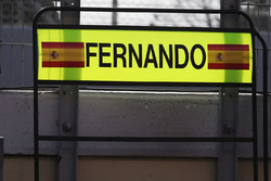 Pit board per Fernando Alonso, McLaren