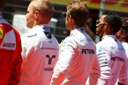 Nico Rosberg y Mercedes AMG F1 Lewis Hamilton, Mercedes AMG F1 durante el himno nacional en la parri