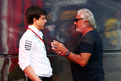 Toto Wolff, teambaas Mercedes AMG F1 met Flavio Briatore