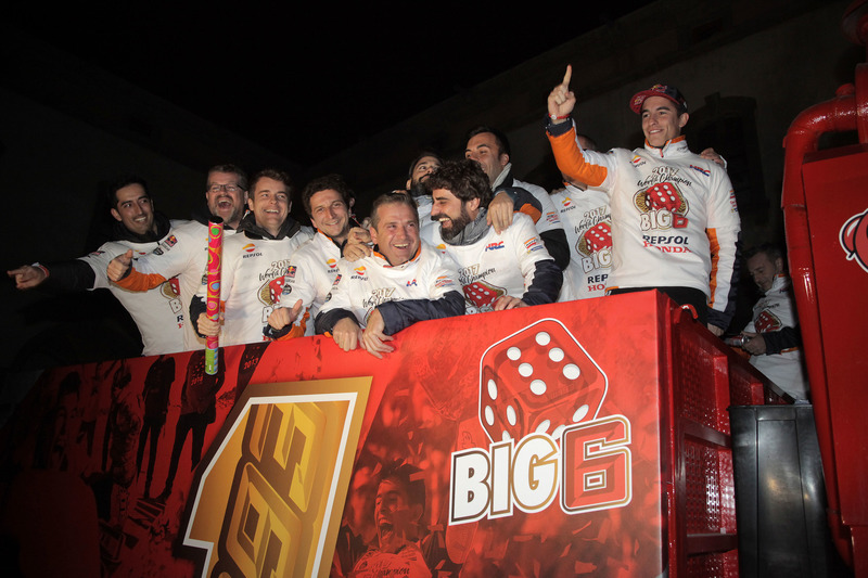 Marc Márquez en zijn teamleden vieren de titel