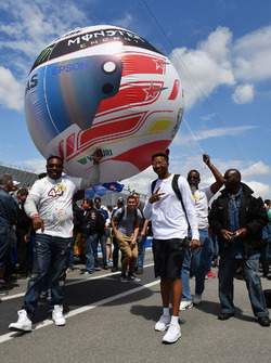 Tifosi di Lewis Hamilton, Mercedes-AMG F1 con un casco gonfiabile