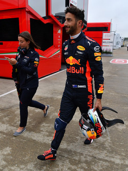 Daniel Ricciardo, Red Bull Racing walks in after stopping on track in Q1