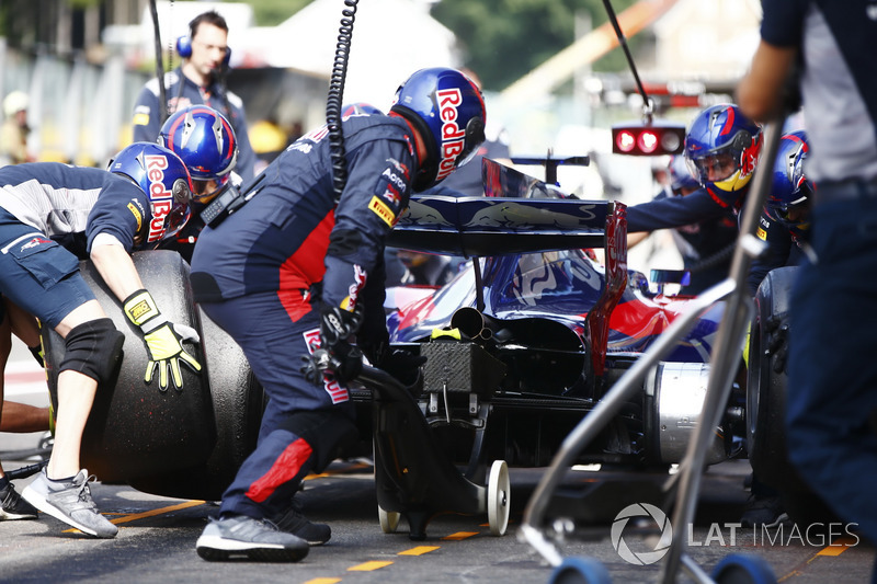 Daniil Kvyat, Scuderia Toro Rosso STR12, is serviced by his pit crew