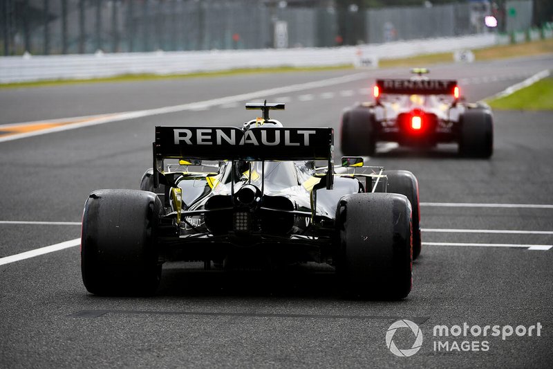 Nico Hulkenberg, Renault F1 Team R.S. 19, leads Daniel Ricciardo, Renault F1 Team R.S.19