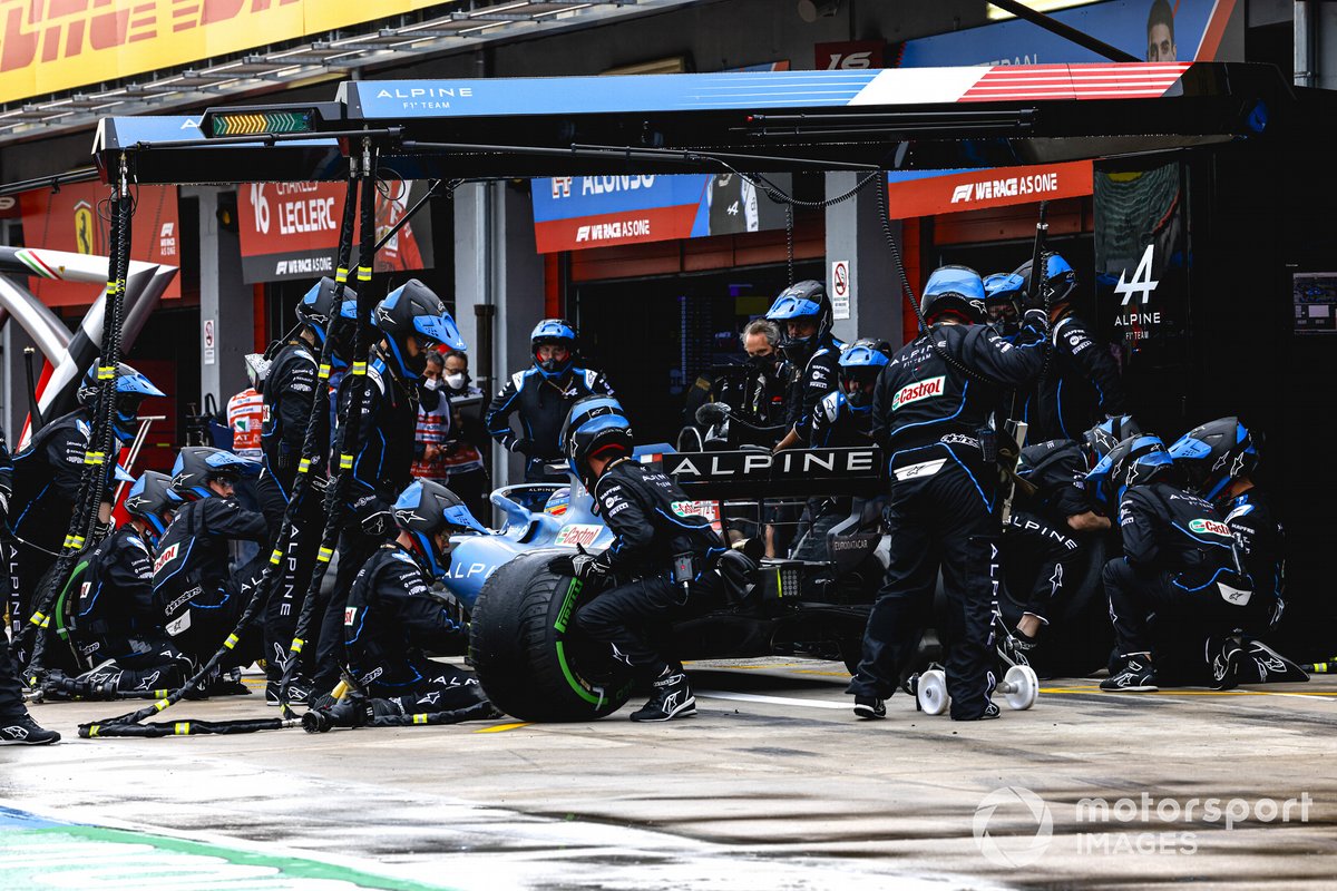 Fernando Alonso, Alpine A521 , di pit