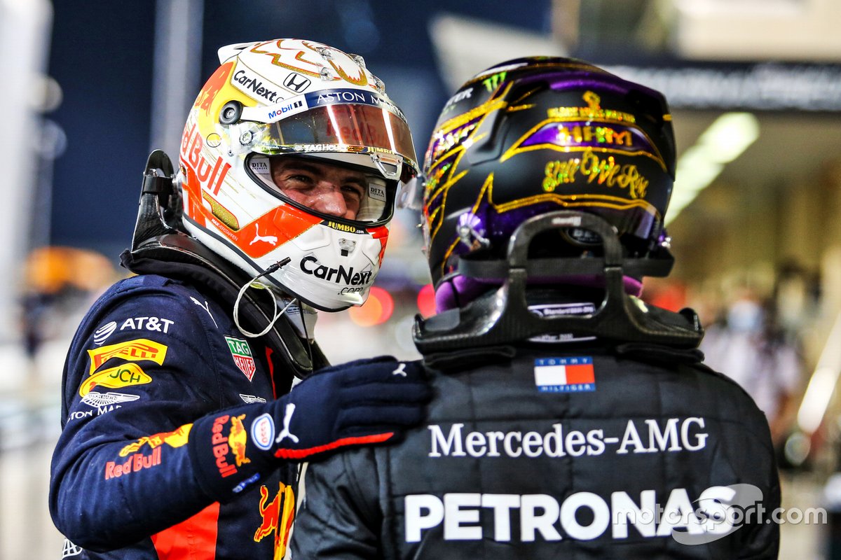Lewis Hamilton, Mercedes-AMG F1, félicite Max Verstappen, Red Bull Racing, d'avoir sécurisé la pole
