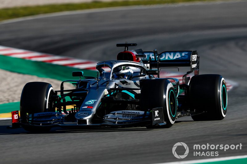 Валттери Боттас за рулем Mercedes F1 W11 на зимних тестах в Барселоне