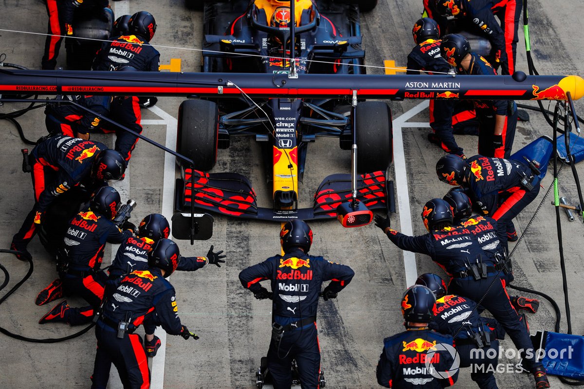 Alex Albon, Red Bull Racing RB16, makes a stop
