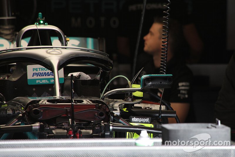 Mercedes W10, dettaglio del nuovo supporto dello specchietto retrovisore