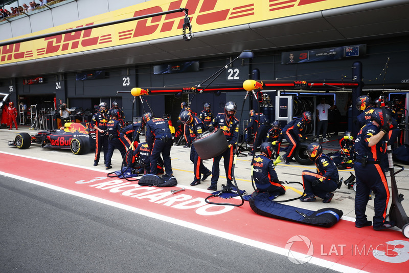 Pit-stop anında Red Bull mekanikerleri