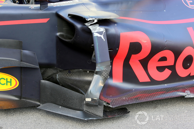Max Verstappen, Red Bull Racing RB13 ikinci antrenmanda kaza yapıyor