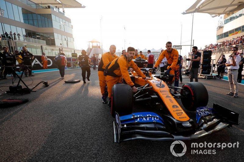 Carlos Sainz Jr., McLaren MCL34, arrive sur la grille